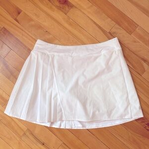 LULULEMON White pleated Tennis skirt SIZE 8 (offers welcome 🎊🎉.